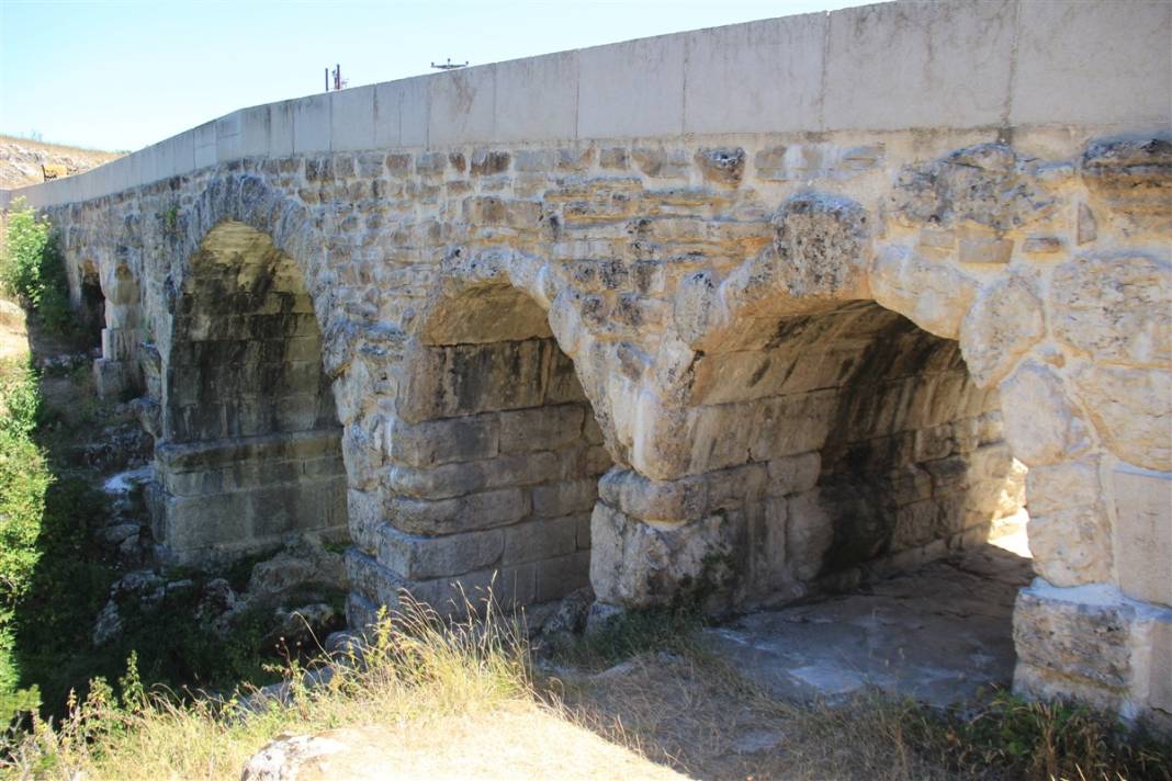 Tepki Ceken Restorasyon 2 Bin Yillik Roma Koprusune Beton Bloklar Koydular 11 Idosgurq