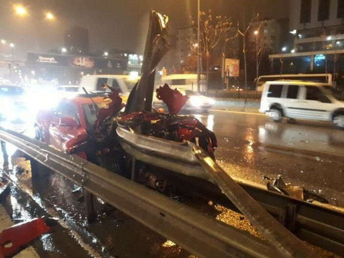 Istanbul Atasehirde Motosiklete Carpan Luks Otomobil Bariyere Saplandi 0 2Bmlscx5