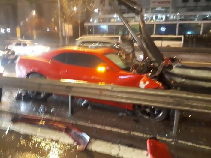 Istanbul Atasehirde Motosiklete Carpan Luks Otomobil Bariyere Saplandi 1 S5Sib23U